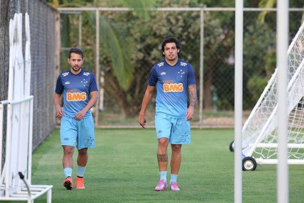 Tcnico Dunga chamou Everton Ribeiro e Ricardo Goulart pela primeira vez para a Seleo Brasileira. Os dois meio-campistas cruzeirenses tiveram um dia de festa na Toca da Raposa II, foram muito comemorados pelos companheiros e receberam grande assdio dos jornalistas