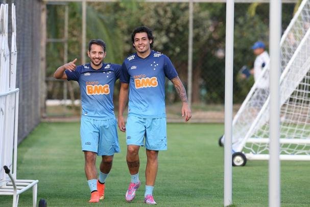Tcnico Dunga chamou Everton Ribeiro e Ricardo Goulart pela primeira vez para a Seleo Brasileira. Os dois meio-campistas cruzeirenses tiveram um dia de festa na Toca da Raposa II, foram muito comemorados pelos companheiros e receberam grande assdio dos jornalistas