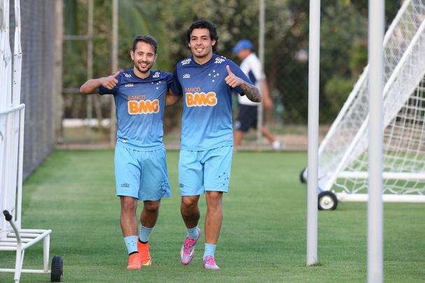 Tcnico Dunga chamou Everton Ribeiro e Ricardo Goulart pela primeira vez para a Seleo Brasileira. Os dois meio-campistas cruzeirenses tiveram um dia de festa na Toca da Raposa II, foram muito comemorados pelos companheiros e receberam grande assdio dos jornalistas