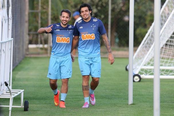 Tcnico Dunga chamou Everton Ribeiro e Ricardo Goulart pela primeira vez para a Seleo Brasileira. Os dois meio-campistas cruzeirenses tiveram um dia de festa na Toca da Raposa II, foram muito comemorados pelos companheiros e receberam grande assdio dos jornalistas
