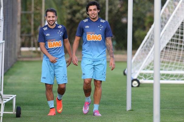 Tcnico Dunga chamou Everton Ribeiro e Ricardo Goulart pela primeira vez para a Seleo Brasileira. Os dois meio-campistas cruzeirenses tiveram um dia de festa na Toca da Raposa II, foram muito comemorados pelos companheiros e receberam grande assdio dos jornalistas