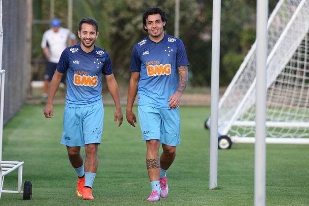 Tcnico Dunga chamou Everton Ribeiro e Ricardo Goulart pela primeira vez para a Seleo Brasileira. Os dois meio-campistas cruzeirenses tiveram um dia de festa na Toca da Raposa II, foram muito comemorados pelos companheiros e receberam grande assdio dos jornalistas