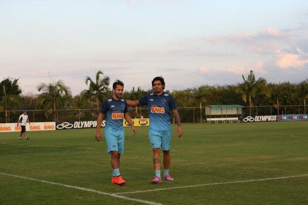 Tcnico Dunga chamou Everton Ribeiro e Ricardo Goulart pela primeira vez para a Seleo Brasileira. Os dois meio-campistas cruzeirenses tiveram um dia de festa na Toca da Raposa II, foram muito comemorados pelos companheiros e receberam grande assdio dos jornalistas