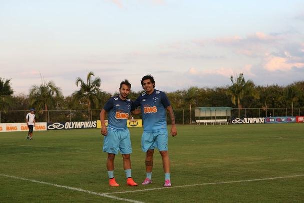 Tcnico Dunga chamou Everton Ribeiro e Ricardo Goulart pela primeira vez para a Seleo Brasileira. Os dois meio-campistas cruzeirenses tiveram um dia de festa na Toca da Raposa II, foram muito comemorados pelos companheiros e receberam grande assdio dos jornalistas
