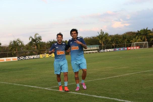 Tcnico Dunga chamou Everton Ribeiro e Ricardo Goulart pela primeira vez para a Seleo Brasileira. Os dois meio-campistas cruzeirenses tiveram um dia de festa na Toca da Raposa II, foram muito comemorados pelos companheiros e receberam grande assdio dos jornalistas