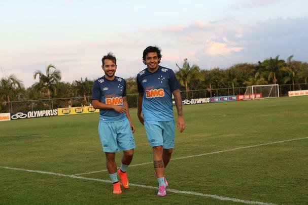 Tcnico Dunga chamou Everton Ribeiro e Ricardo Goulart pela primeira vez para a Seleo Brasileira. Os dois meio-campistas cruzeirenses tiveram um dia de festa na Toca da Raposa II, foram muito comemorados pelos companheiros e receberam grande assdio dos jornalistas