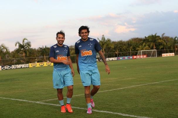 Tcnico Dunga chamou Everton Ribeiro e Ricardo Goulart pela primeira vez para a Seleo Brasileira. Os dois meio-campistas cruzeirenses tiveram um dia de festa na Toca da Raposa II, foram muito comemorados pelos companheiros e receberam grande assdio dos jornalistas