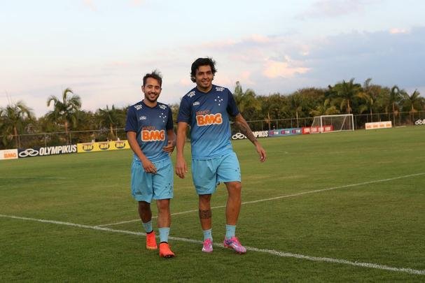 Tcnico Dunga chamou Everton Ribeiro e Ricardo Goulart pela primeira vez para a Seleo Brasileira. Os dois meio-campistas cruzeirenses tiveram um dia de festa na Toca da Raposa II, foram muito comemorados pelos companheiros e receberam grande assdio dos jornalistas