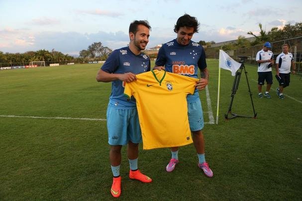 Tcnico Dunga chamou Everton Ribeiro e Ricardo Goulart pela primeira vez para a Seleo Brasileira. Os dois meio-campistas cruzeirenses tiveram um dia de festa na Toca da Raposa II, foram muito comemorados pelos companheiros e receberam grande assdio dos jornalistas