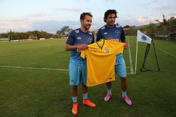Tcnico Dunga chamou Everton Ribeiro e Ricardo Goulart pela primeira vez para a Seleo Brasileira. Os dois meio-campistas cruzeirenses tiveram um dia de festa na Toca da Raposa II, foram muito comemorados pelos companheiros e receberam grande assdio dos jornalistas