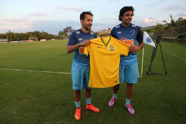 Tcnico Dunga chamou Everton Ribeiro e Ricardo Goulart pela primeira vez para a Seleo Brasileira. Os dois meio-campistas cruzeirenses tiveram um dia de festa na Toca da Raposa II, foram muito comemorados pelos companheiros e receberam grande assdio dos jornalistas