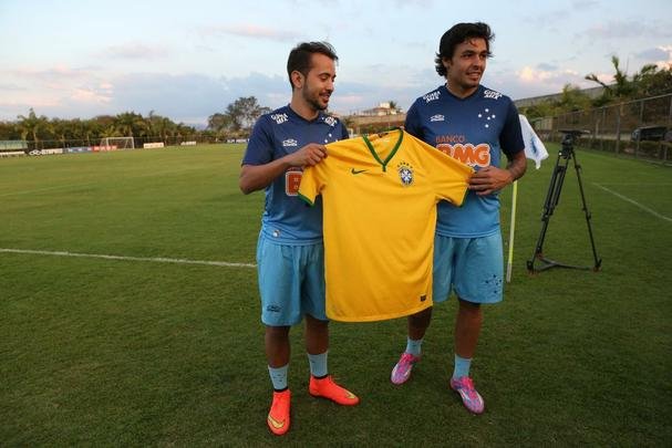 Tcnico Dunga chamou Everton Ribeiro e Ricardo Goulart pela primeira vez para a Seleo Brasileira. Os dois meio-campistas cruzeirenses tiveram um dia de festa na Toca da Raposa II, foram muito comemorados pelos companheiros e receberam grande assdio dos jornalistas