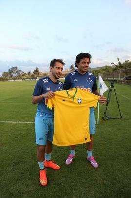 Tcnico Dunga chamou Everton Ribeiro e Ricardo Goulart pela primeira vez para a Seleo Brasileira. Os dois meio-campistas cruzeirenses tiveram um dia de festa na Toca da Raposa II, foram muito comemorados pelos companheiros e receberam grande assdio dos jornalistas
