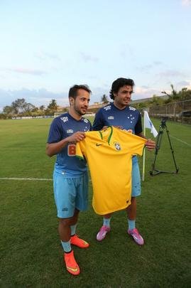 Tcnico Dunga chamou Everton Ribeiro e Ricardo Goulart pela primeira vez para a Seleo Brasileira. Os dois meio-campistas cruzeirenses tiveram um dia de festa na Toca da Raposa II, foram muito comemorados pelos companheiros e receberam grande assdio dos jornalistas