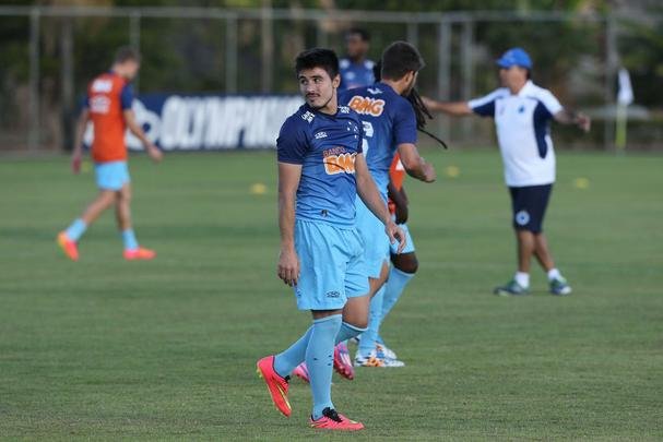 Imagens do treino do Cruzeiro nesta quarta-feira (20/08), na Toca da Raposa II. Tcnico Marcelo Oliveira definiu o time para pegar o Grmio com Fbio; Mayke, Ded, Leo e Egdio; Henrique, Lucas Silva; Everton Ribeiro, Ricardo Goulart e Willian; Jlio Baptista. A atividade foi interrompida em alguns momentos para orientaes do treinador