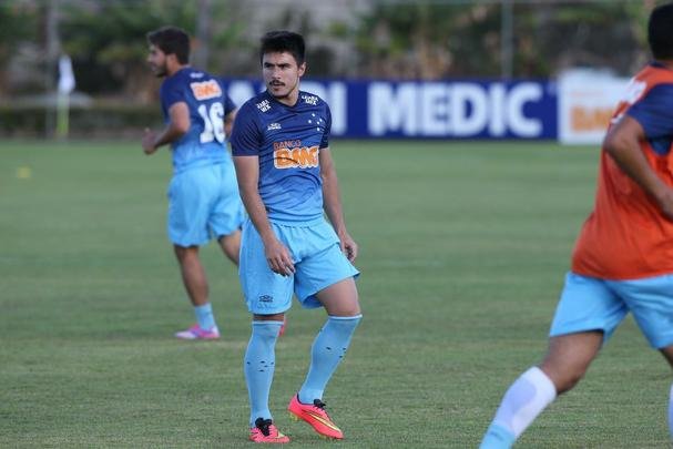 Imagens do treino do Cruzeiro nesta quarta-feira (20/08), na Toca da Raposa II. Tcnico Marcelo Oliveira definiu o time para pegar o Grmio com Fbio; Mayke, Ded, Leo e Egdio; Henrique, Lucas Silva; Everton Ribeiro, Ricardo Goulart e Willian; Jlio Baptista. A atividade foi interrompida em alguns momentos para orientaes do treinador