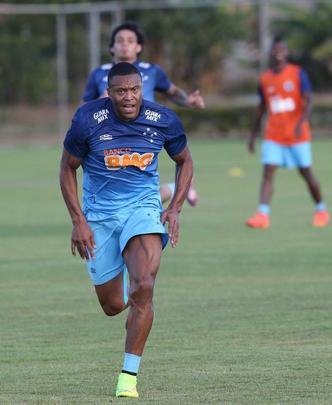 Imagens do treino do Cruzeiro nesta quarta-feira (20/08), na Toca da Raposa II. Tcnico Marcelo Oliveira definiu o time para pegar o Grmio com Fbio; Mayke, Ded, Leo e Egdio; Henrique, Lucas Silva; Everton Ribeiro, Ricardo Goulart e Willian; Jlio Baptista. A atividade foi interrompida em alguns momentos para orientaes do treinador