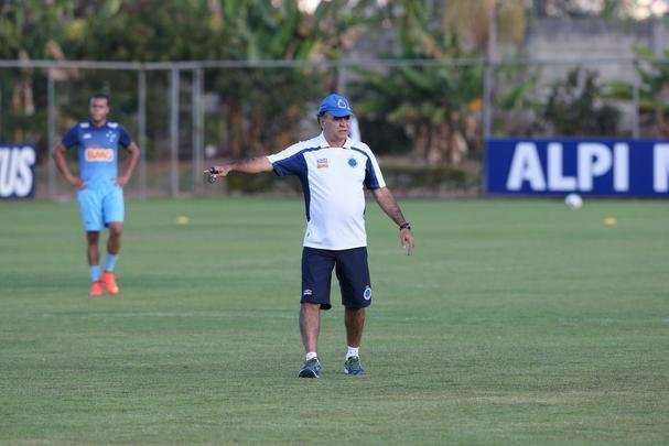 Imagens do treino do Cruzeiro nesta quarta-feira (20/08), na Toca da Raposa II. Tcnico Marcelo Oliveira definiu o time para pegar o Grmio com Fbio; Mayke, Ded, Leo e Egdio; Henrique, Lucas Silva; Everton Ribeiro, Ricardo Goulart e Willian; Jlio Baptista. A atividade foi interrompida em alguns momentos para orientaes do treinador