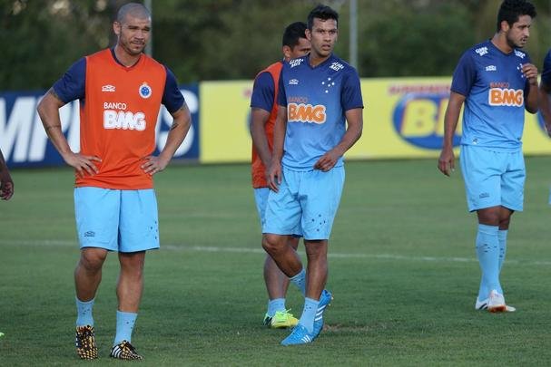 Imagens do treino do Cruzeiro nesta quarta-feira (20/08), na Toca da Raposa II. Tcnico Marcelo Oliveira definiu o time para pegar o Grmio com Fbio; Mayke, Ded, Leo e Egdio; Henrique, Lucas Silva; Everton Ribeiro, Ricardo Goulart e Willian; Jlio Baptista. A atividade foi interrompida em alguns momentos para orientaes do treinador