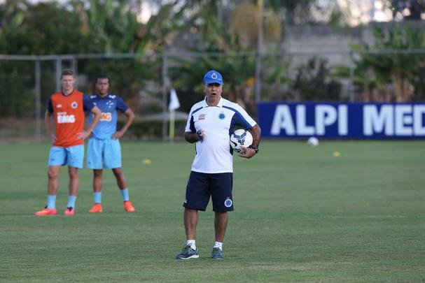 Imagens do treino do Cruzeiro nesta quarta-feira (20/08), na Toca da Raposa II. Tcnico Marcelo Oliveira definiu o time para pegar o Grmio com Fbio; Mayke, Ded, Leo e Egdio; Henrique, Lucas Silva; Everton Ribeiro, Ricardo Goulart e Willian; Jlio Baptista. A atividade foi interrompida em alguns momentos para orientaes do treinador