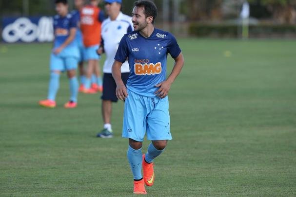 Imagens do treino do Cruzeiro nesta quarta-feira (20/08), na Toca da Raposa II. Tcnico Marcelo Oliveira definiu o time para pegar o Grmio com Fbio; Mayke, Ded, Leo e Egdio; Henrique, Lucas Silva; Everton Ribeiro, Ricardo Goulart e Willian; Jlio Baptista. A atividade foi interrompida em alguns momentos para orientaes do treinador