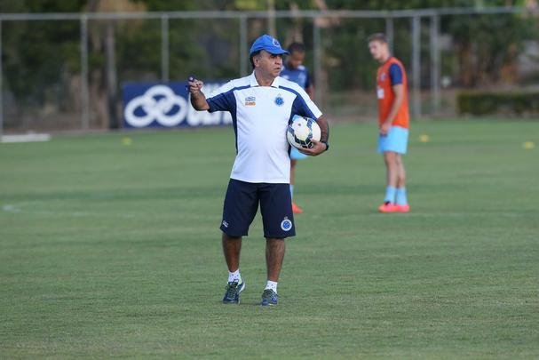 Imagens do treino do Cruzeiro nesta quarta-feira (20/08), na Toca da Raposa II. Tcnico Marcelo Oliveira definiu o time para pegar o Grmio com Fbio; Mayke, Ded, Leo e Egdio; Henrique, Lucas Silva; Everton Ribeiro, Ricardo Goulart e Willian; Jlio Baptista. A atividade foi interrompida em alguns momentos para orientaes do treinador