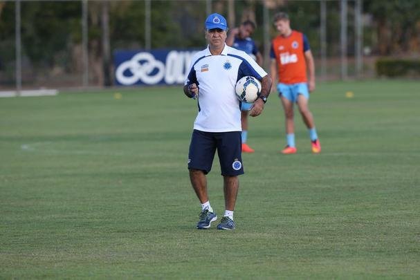 Imagens do treino do Cruzeiro nesta quarta-feira (20/08), na Toca da Raposa II. Tcnico Marcelo Oliveira definiu o time para pegar o Grmio com Fbio; Mayke, Ded, Leo e Egdio; Henrique, Lucas Silva; Everton Ribeiro, Ricardo Goulart e Willian; Jlio Baptista. A atividade foi interrompida em alguns momentos para orientaes do treinador