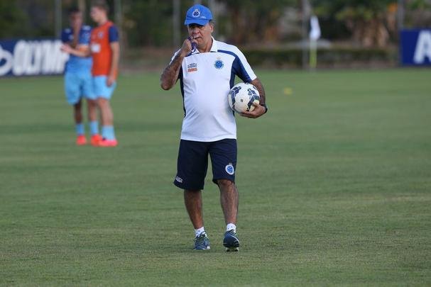 Imagens do treino do Cruzeiro nesta quarta-feira (20/08), na Toca da Raposa II. Tcnico Marcelo Oliveira definiu o time para pegar o Grmio com Fbio; Mayke, Ded, Leo e Egdio; Henrique, Lucas Silva; Everton Ribeiro, Ricardo Goulart e Willian; Jlio Baptista. A atividade foi interrompida em alguns momentos para orientaes do treinador
