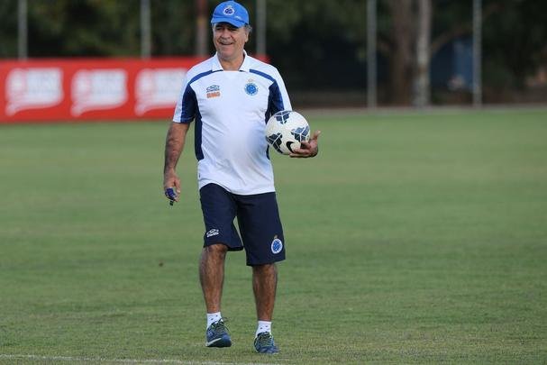 Imagens do treino do Cruzeiro nesta quarta-feira (20/08), na Toca da Raposa II. Tcnico Marcelo Oliveira definiu o time para pegar o Grmio com Fbio; Mayke, Ded, Leo e Egdio; Henrique, Lucas Silva; Everton Ribeiro, Ricardo Goulart e Willian; Jlio Baptista. A atividade foi interrompida em alguns momentos para orientaes do treinador