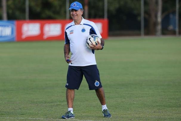 Imagens do treino do Cruzeiro nesta quarta-feira (20/08), na Toca da Raposa II. Tcnico Marcelo Oliveira definiu o time para pegar o Grmio com Fbio; Mayke, Ded, Leo e Egdio; Henrique, Lucas Silva; Everton Ribeiro, Ricardo Goulart e Willian; Jlio Baptista. A atividade foi interrompida em alguns momentos para orientaes do treinador