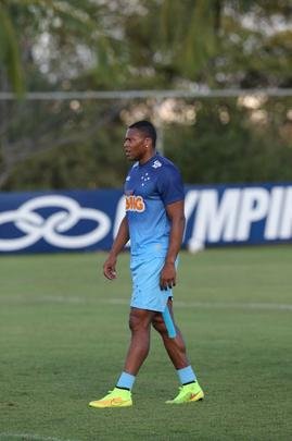Imagens do treino do Cruzeiro nesta quarta-feira (20/08), na Toca da Raposa II. Tcnico Marcelo Oliveira definiu o time para pegar o Grmio com Fbio; Mayke, Ded, Leo e Egdio; Henrique, Lucas Silva; Everton Ribeiro, Ricardo Goulart e Willian; Jlio Baptista. A atividade foi interrompida em alguns momentos para orientaes do treinador