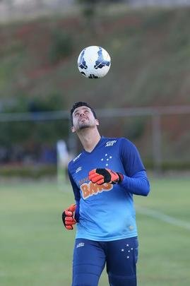 Imagens do treino do Cruzeiro nesta quarta-feira (20/08), na Toca da Raposa II. Tcnico Marcelo Oliveira definiu o time para pegar o Grmio com Fbio; Mayke, Ded, Leo e Egdio; Henrique, Lucas Silva; Everton Ribeiro, Ricardo Goulart e Willian; Jlio Baptista. A atividade foi interrompida em alguns momentos para orientaes do treinador