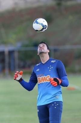 Imagens do treino do Cruzeiro nesta quarta-feira (20/08), na Toca da Raposa II. Tcnico Marcelo Oliveira definiu o time para pegar o Grmio com Fbio; Mayke, Ded, Leo e Egdio; Henrique, Lucas Silva; Everton Ribeiro, Ricardo Goulart e Willian; Jlio Baptista. A atividade foi interrompida em alguns momentos para orientaes do treinador