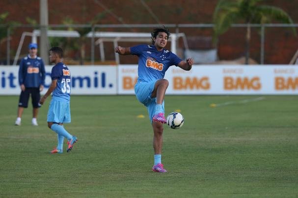 Imagens do treino do Cruzeiro nesta quarta-feira (20/08), na Toca da Raposa II. Tcnico Marcelo Oliveira definiu o time para pegar o Grmio com Fbio; Mayke, Ded, Leo e Egdio; Henrique, Lucas Silva; Everton Ribeiro, Ricardo Goulart e Willian; Jlio Baptista. A atividade foi interrompida em alguns momentos para orientaes do treinador