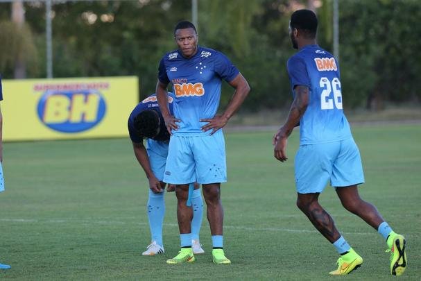 Imagens do treino do Cruzeiro nesta quarta-feira (20/08), na Toca da Raposa II. Tcnico Marcelo Oliveira definiu o time para pegar o Grmio com Fbio; Mayke, Ded, Leo e Egdio; Henrique, Lucas Silva; Everton Ribeiro, Ricardo Goulart e Willian; Jlio Baptista. A atividade foi interrompida em alguns momentos para orientaes do treinador