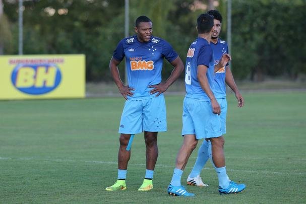 Imagens do treino do Cruzeiro nesta quarta-feira (20/08), na Toca da Raposa II. Tcnico Marcelo Oliveira definiu o time para pegar o Grmio com Fbio; Mayke, Ded, Leo e Egdio; Henrique, Lucas Silva; Everton Ribeiro, Ricardo Goulart e Willian; Jlio Baptista. A atividade foi interrompida em alguns momentos para orientaes do treinador