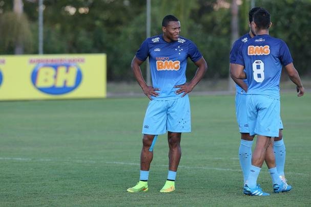 Imagens do treino do Cruzeiro nesta quarta-feira (20/08), na Toca da Raposa II. Tcnico Marcelo Oliveira definiu o time para pegar o Grmio com Fbio; Mayke, Ded, Leo e Egdio; Henrique, Lucas Silva; Everton Ribeiro, Ricardo Goulart e Willian; Jlio Baptista. A atividade foi interrompida em alguns momentos para orientaes do treinador