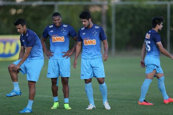 Imagens do treino do Cruzeiro nesta quarta-feira (20/08), na Toca da Raposa II. Tcnico Marcelo Oliveira definiu o time para pegar o Grmio com Fbio; Mayke, Ded, Leo e Egdio; Henrique, Lucas Silva; Everton Ribeiro, Ricardo Goulart e Willian; Jlio Baptista. A atividade foi interrompida em alguns momentos para orientaes do treinador