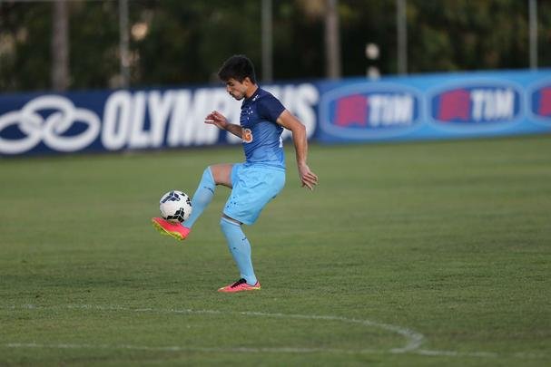 Imagens do treino do Cruzeiro nesta quarta-feira (20/08), na Toca da Raposa II. Tcnico Marcelo Oliveira definiu o time para pegar o Grmio com Fbio; Mayke, Ded, Leo e Egdio; Henrique, Lucas Silva; Everton Ribeiro, Ricardo Goulart e Willian; Jlio Baptista. A atividade foi interrompida em alguns momentos para orientaes do treinador