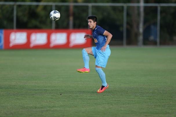 Imagens do treino do Cruzeiro nesta quarta-feira (20/08), na Toca da Raposa II. Tcnico Marcelo Oliveira definiu o time para pegar o Grmio com Fbio; Mayke, Ded, Leo e Egdio; Henrique, Lucas Silva; Everton Ribeiro, Ricardo Goulart e Willian; Jlio Baptista. A atividade foi interrompida em alguns momentos para orientaes do treinador