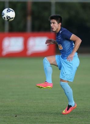 Imagens do treino do Cruzeiro nesta quarta-feira (20/08), na Toca da Raposa II. Tcnico Marcelo Oliveira definiu o time para pegar o Grmio com Fbio; Mayke, Ded, Leo e Egdio; Henrique, Lucas Silva; Everton Ribeiro, Ricardo Goulart e Willian; Jlio Baptista. A atividade foi interrompida em alguns momentos para orientaes do treinador