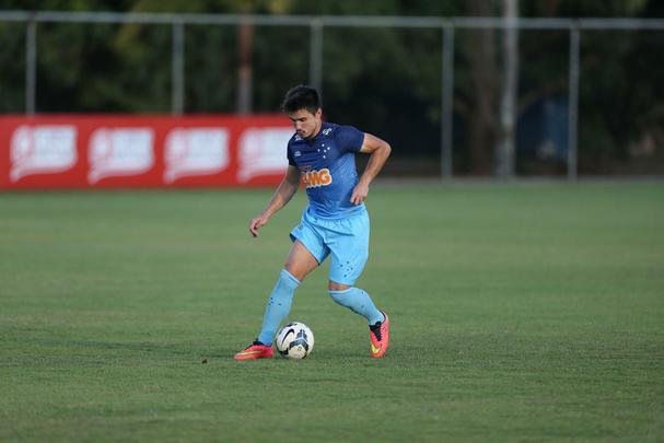 Imagens do treino do Cruzeiro nesta quarta-feira (20/08), na Toca da Raposa II. Tcnico Marcelo Oliveira definiu o time para pegar o Grmio com Fbio; Mayke, Ded, Leo e Egdio; Henrique, Lucas Silva; Everton Ribeiro, Ricardo Goulart e Willian; Jlio Baptista. A atividade foi interrompida em alguns momentos para orientaes do treinador