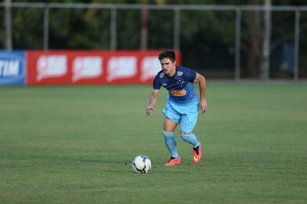 Imagens do treino do Cruzeiro nesta quarta-feira (20/08), na Toca da Raposa II. Tcnico Marcelo Oliveira definiu o time para pegar o Grmio com Fbio; Mayke, Ded, Leo e Egdio; Henrique, Lucas Silva; Everton Ribeiro, Ricardo Goulart e Willian; Jlio Baptista. A atividade foi interrompida em alguns momentos para orientaes do treinador