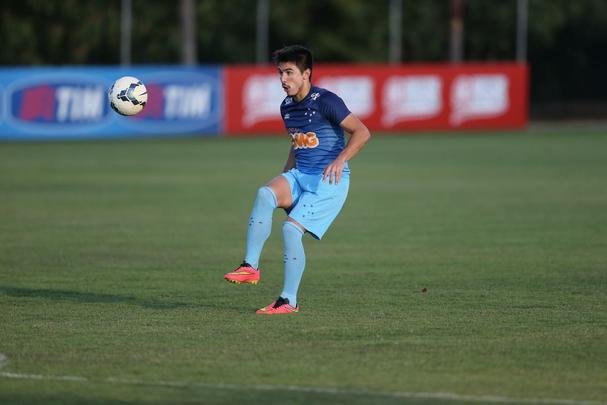 Imagens do treino do Cruzeiro nesta quarta-feira (20/08), na Toca da Raposa II. Tcnico Marcelo Oliveira definiu o time para pegar o Grmio com Fbio; Mayke, Ded, Leo e Egdio; Henrique, Lucas Silva; Everton Ribeiro, Ricardo Goulart e Willian; Jlio Baptista. A atividade foi interrompida em alguns momentos para orientaes do treinador