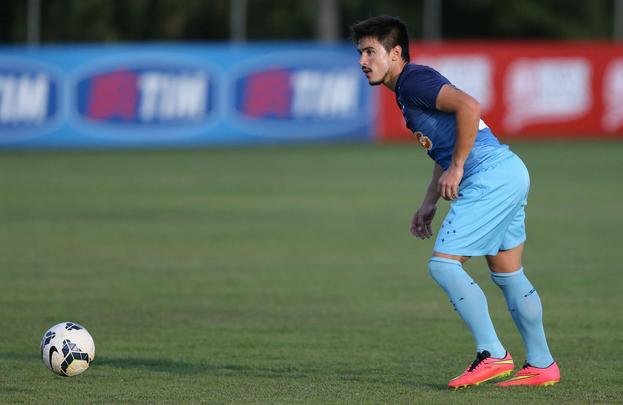 Imagens do treino do Cruzeiro nesta quarta-feira (20/08), na Toca da Raposa II. Tcnico Marcelo Oliveira definiu o time para pegar o Grmio com Fbio; Mayke, Ded, Leo e Egdio; Henrique, Lucas Silva; Everton Ribeiro, Ricardo Goulart e Willian; Jlio Baptista. A atividade foi interrompida em alguns momentos para orientaes do treinador