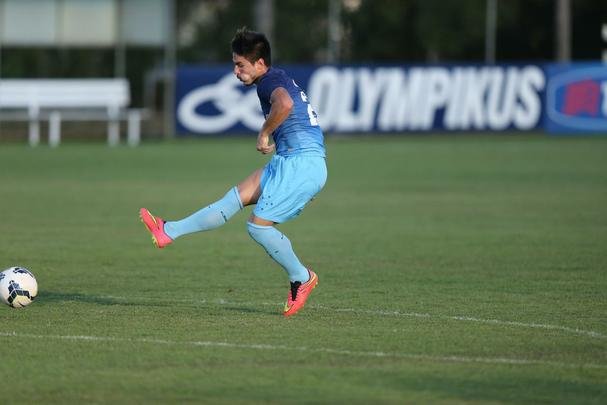 Imagens do treino do Cruzeiro nesta quarta-feira (20/08), na Toca da Raposa II. Tcnico Marcelo Oliveira definiu o time para pegar o Grmio com Fbio; Mayke, Ded, Leo e Egdio; Henrique, Lucas Silva; Everton Ribeiro, Ricardo Goulart e Willian; Jlio Baptista. A atividade foi interrompida em alguns momentos para orientaes do treinador