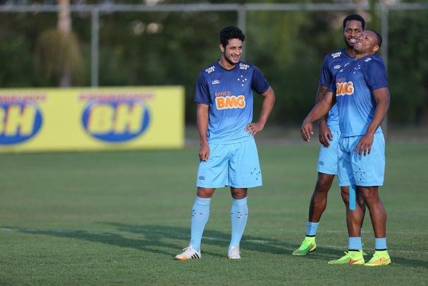 Imagens do treino do Cruzeiro nesta quarta-feira (20/08), na Toca da Raposa II. Tcnico Marcelo Oliveira definiu o time para pegar o Grmio com Fbio; Mayke, Ded, Leo e Egdio; Henrique, Lucas Silva; Everton Ribeiro, Ricardo Goulart e Willian; Jlio Baptista. A atividade foi interrompida em alguns momentos para orientaes do treinador