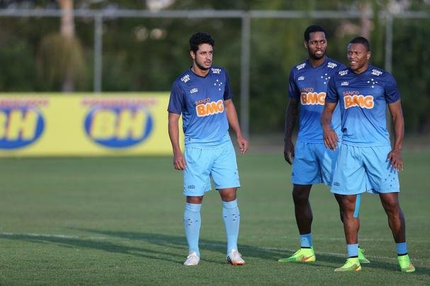 Imagens do treino do Cruzeiro nesta quarta-feira (20/08), na Toca da Raposa II. Tcnico Marcelo Oliveira definiu o time para pegar o Grmio com Fbio; Mayke, Ded, Leo e Egdio; Henrique, Lucas Silva; Everton Ribeiro, Ricardo Goulart e Willian; Jlio Baptista. A atividade foi interrompida em alguns momentos para orientaes do treinador