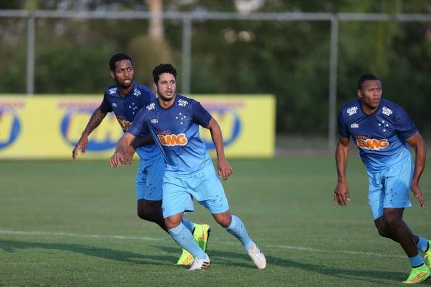 Imagens do treino do Cruzeiro nesta quarta-feira (20/08), na Toca da Raposa II. Tcnico Marcelo Oliveira definiu o time para pegar o Grmio com Fbio; Mayke, Ded, Leo e Egdio; Henrique, Lucas Silva; Everton Ribeiro, Ricardo Goulart e Willian; Jlio Baptista. A atividade foi interrompida em alguns momentos para orientaes do treinador
