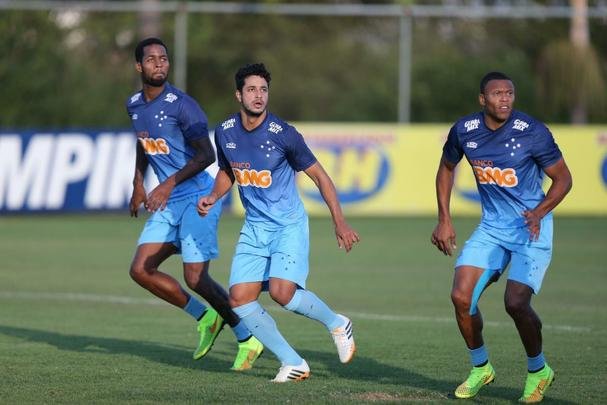 Imagens do treino do Cruzeiro nesta quarta-feira (20/08), na Toca da Raposa II. Tcnico Marcelo Oliveira definiu o time para pegar o Grmio com Fbio; Mayke, Ded, Leo e Egdio; Henrique, Lucas Silva; Everton Ribeiro, Ricardo Goulart e Willian; Jlio Baptista. A atividade foi interrompida em alguns momentos para orientaes do treinador